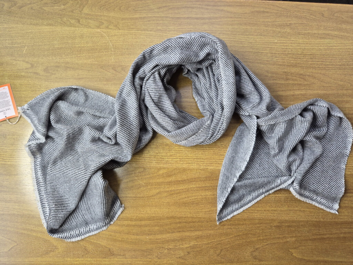 Kaschmir-Schal Anthrazit & Weiß – fein gewebte Webkunst von LWH Nepal